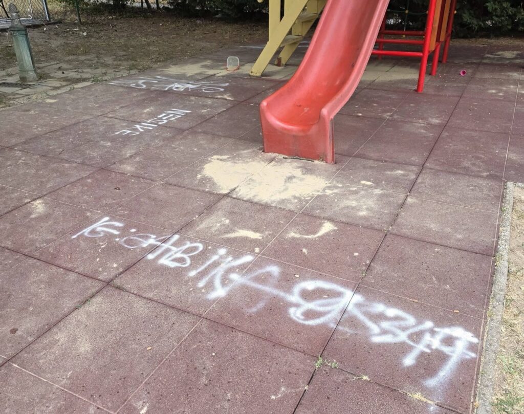 Megrongálták az Ifjúság úti játszóteret