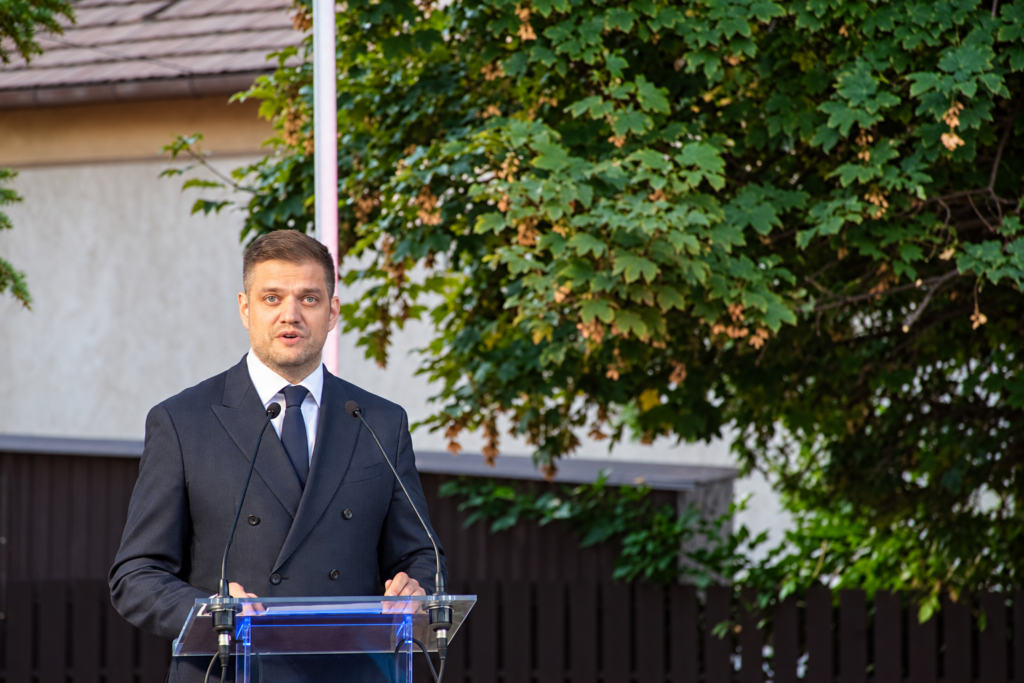 Szentmisével és koszorúzással emlékeztek meg az aradi vértanúkról